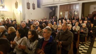 Poslušalke in poslušalci med koncertom v cerkvi Sv. Silvestra v Pevmi