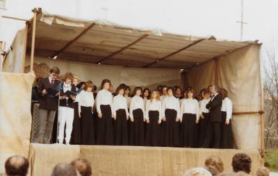 MePZ Coral di Lucinis. Napovedujeta: Vittorio Frandolič in Franka Ferletič (1983).