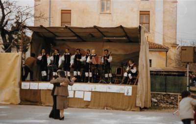 Na cvetno nedeljo leta 1986 so Slaki privabili na dvorišče pred župnijsko dvorano veliko množico ljudi (30. 3. 1986).