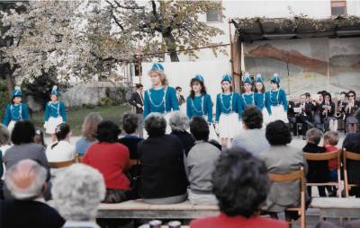 Praznik pomladi 1987. Mažoretke s pihalnim orkestrom iz Fagagne.