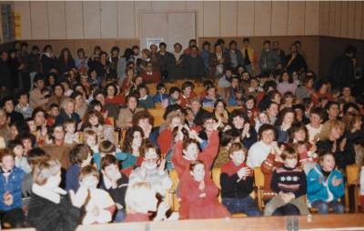 Miklavževanje 1985. Polna dvorana otrok v pričakovanju na svetega Miklavža.