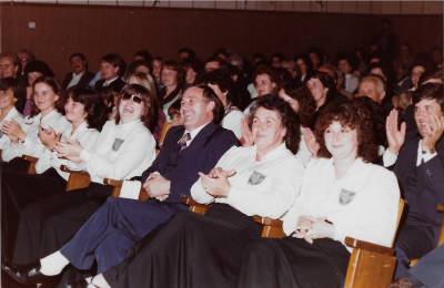 Pevci Mepz Hrast z dirigentom Karlom Lavrenčičem. 1983, župnijska dvorana v Doberdobu