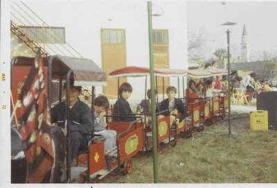 Praznik pomladi 1972. Vlakec na travniku za župnijsko dvorano.