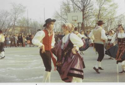 Praznik pomladi 1972. Ples folklorne skupine.