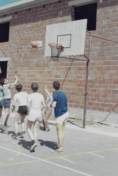 Maj 1969. Košarkarsko igrišče pred nastajajočo dvorano.