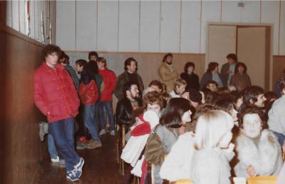 November 1983.  Publika na koncertu domačega pevskega zbora in gostujočega zbora iz Althofna.