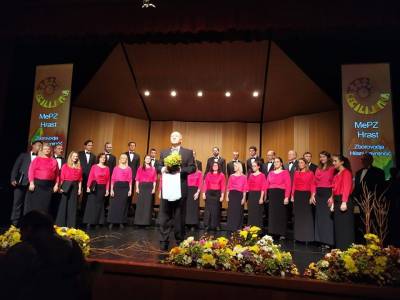 Pevke in pevci MePZ Hrast ter dirigent Hilarij Lavrenčič takoj po nastopu